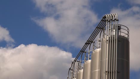 Maquinaria-De-Fábrica-Y-Nubes-Timelapse-De-Estructura-Industrial-Y-Corporativa-En-Día-Soleado