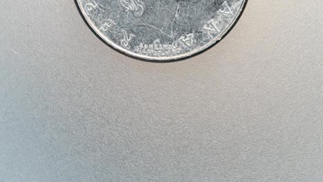 primer plano de monedas muy antiguas