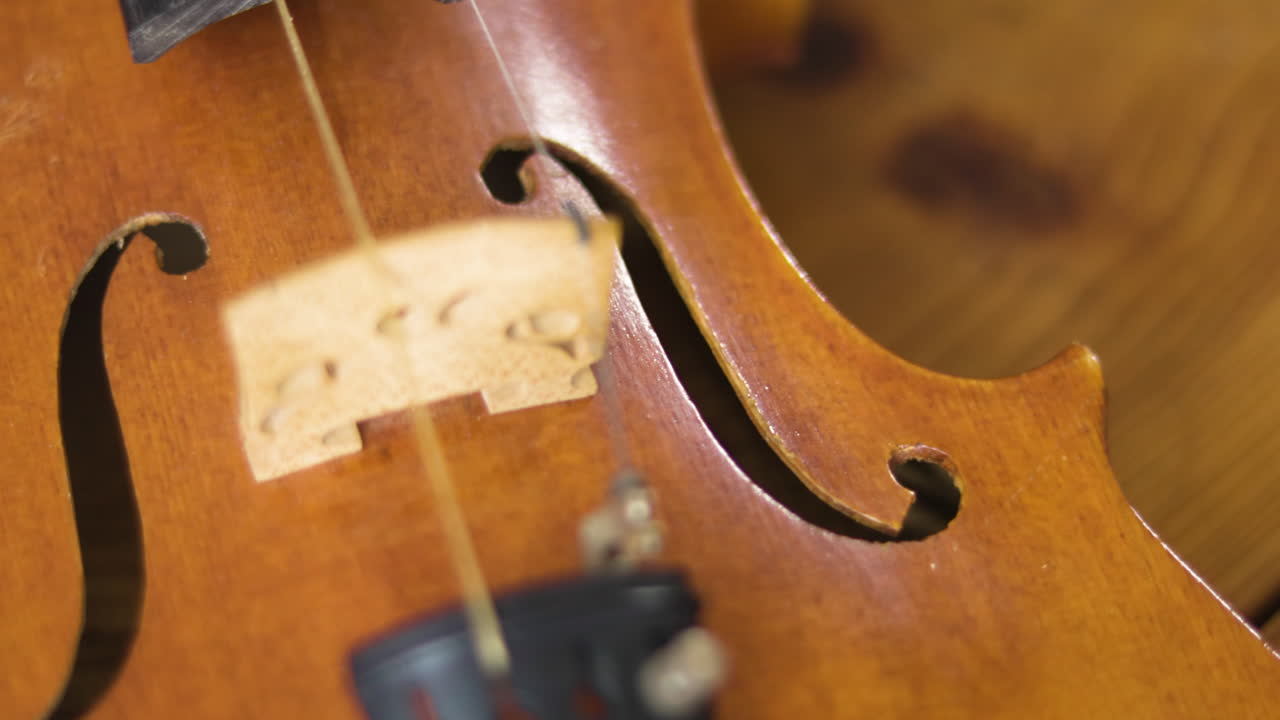 violín antiguo de madera revelado en un movimiento lento panorámico de smood