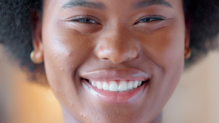 nahaufnahme eines porträts einer glücklichen frau