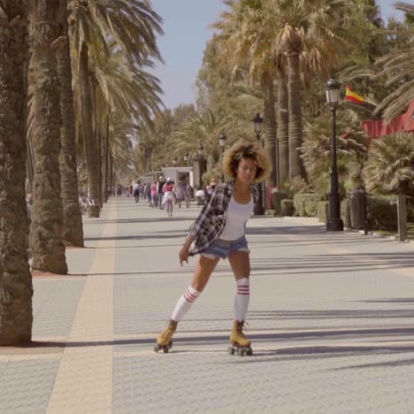 mujer montando en patines vintage