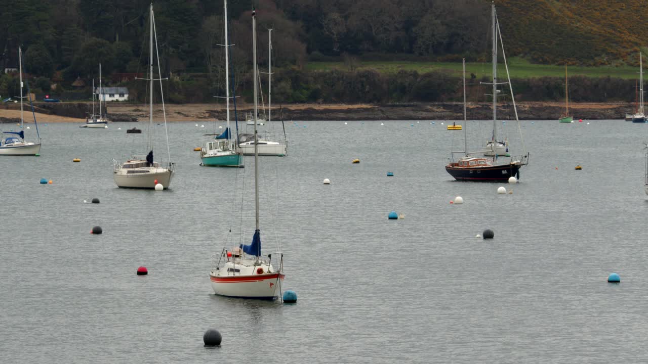 Plan très large de la marina de Falmouth avec Flushing en arrière-plan