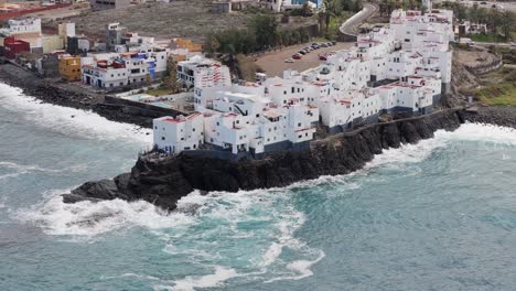 Vista-Aérea-De-La-Ciudad-De-El-Roque-En-La-Isla-De-Tenerife,-España