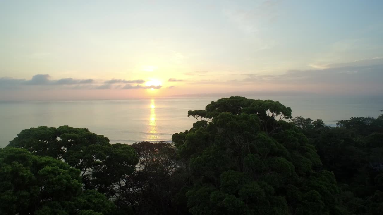 코스타리카의 푸에르토 지메네즈 해변에서 해가 지는 모습