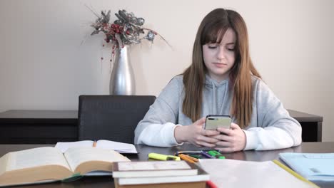 Mädchen-Schreibt-Nachrichten-Per-Telefon