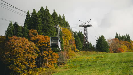 Teleférico-Que-Asciende-En-La-Colina-De-La-Montaña-Que-Lleva-A-Los-Turistas-Que-Van-A-Las-Montañas-Zao-Durante-La-Temporada-De-Otoño-En-Japón