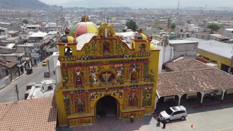fachada ornamentada de la iglesia maya en san andres xecul, guatemala, aérea