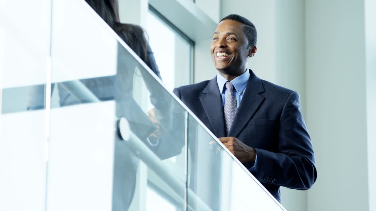 equipo de negocios multiétnico masculino femenino estrechando la mano