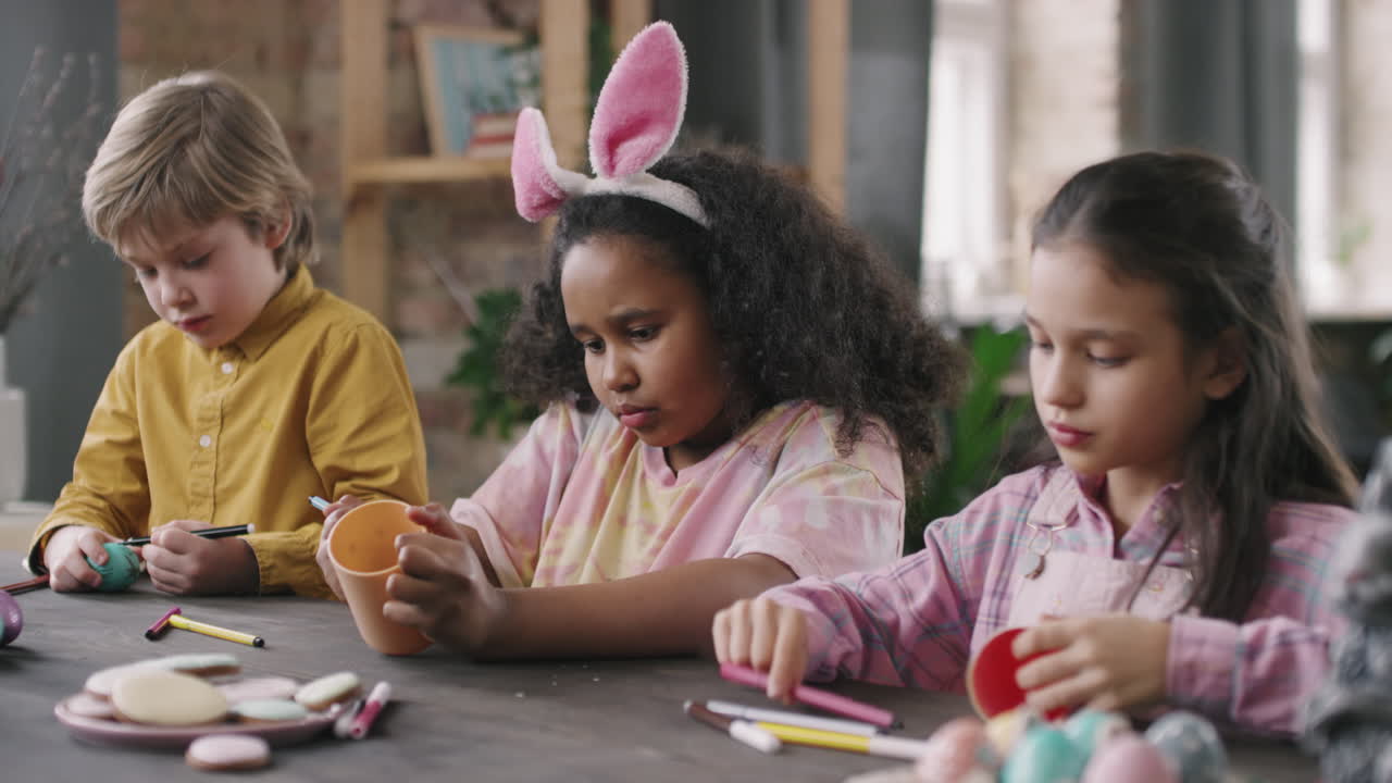 イースタークラフトを作る子供たち