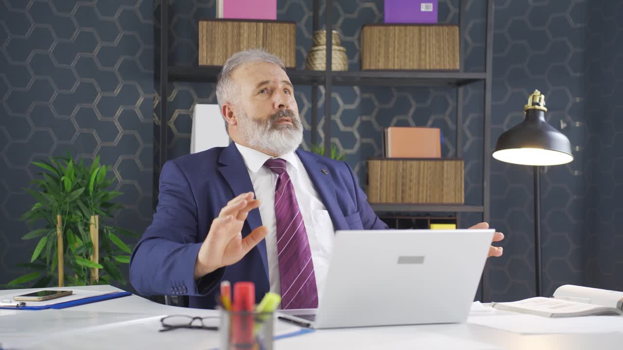 hombre de negocios encogiéndose y deprimido en el trabajo.