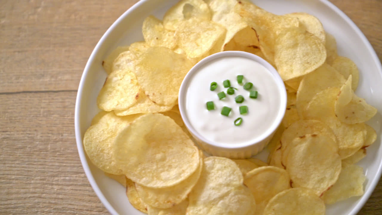 Snack khoai tây chiên ăn kèm sốt kem chua