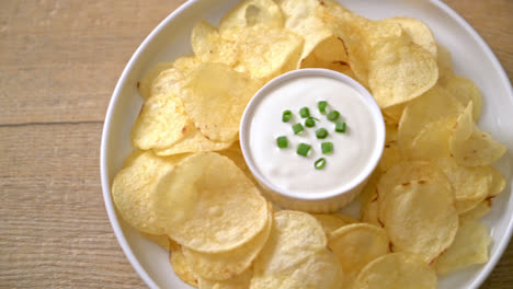 Kartoffelchips-Mit-Sauerrahm-Dip