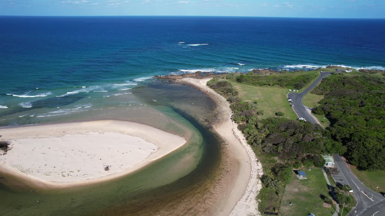 Cudgera Creek ad Hastings Point in NSW, Australia - Scatto con drone