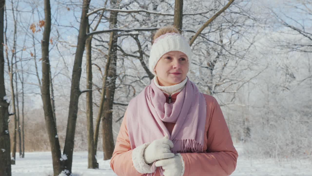 feliz joven está caminando en el bosque de invierno un hermoso día claro las ramas de los árboles son co