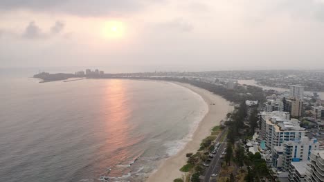 Vista-Panorámica-De-La-Playa-De-Mooloolaba-Con-Resort-Frente-Al-Mar-Y-Puntos-De-Referencia-En-Qld,-Australia-Al-Atardecer