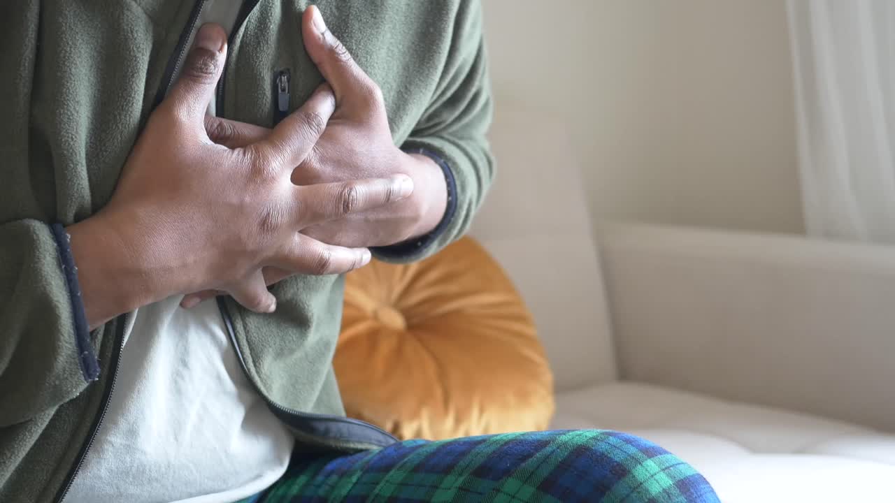 Mann som opplever brystsmerter