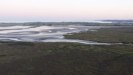 Große-Drohnenaufnahme-Der-Mündung-In-Der-Nähe-Von-Stornoway-Zur-Goldenen-Stunde