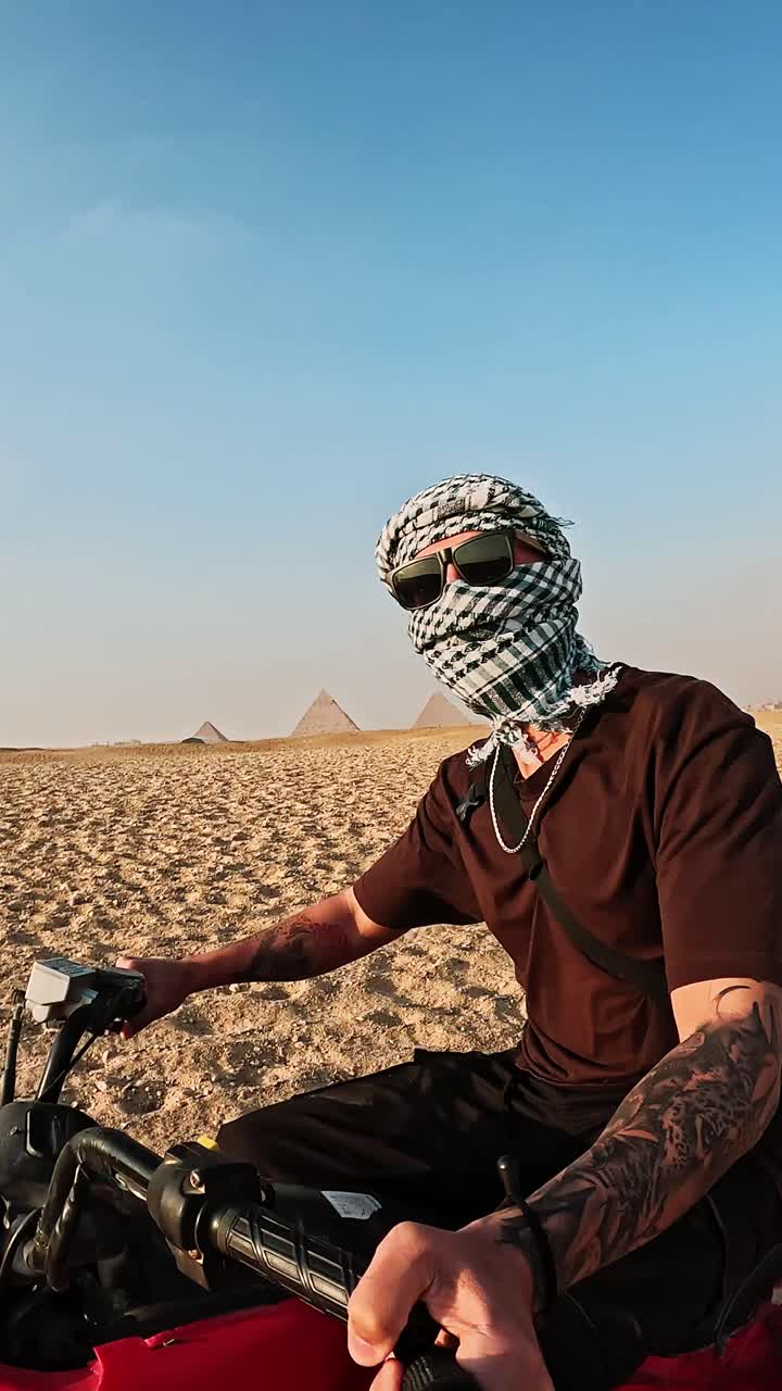 Uomo su quad nel deserto con le Piramidi di Giza