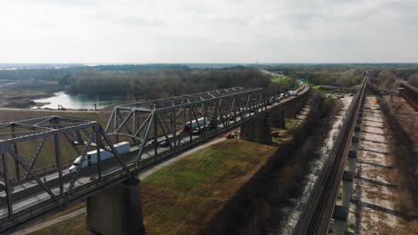 Coches-En-El-Puente-En-El-Parque-Regional-Del-Río-West-Memphis-Delta,-Tennessee,-Durante-El-Día,-Vista-Aérea