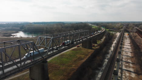 coches en el puente en west memphis delta regional river park, tennessee, durante el día, vista aérea