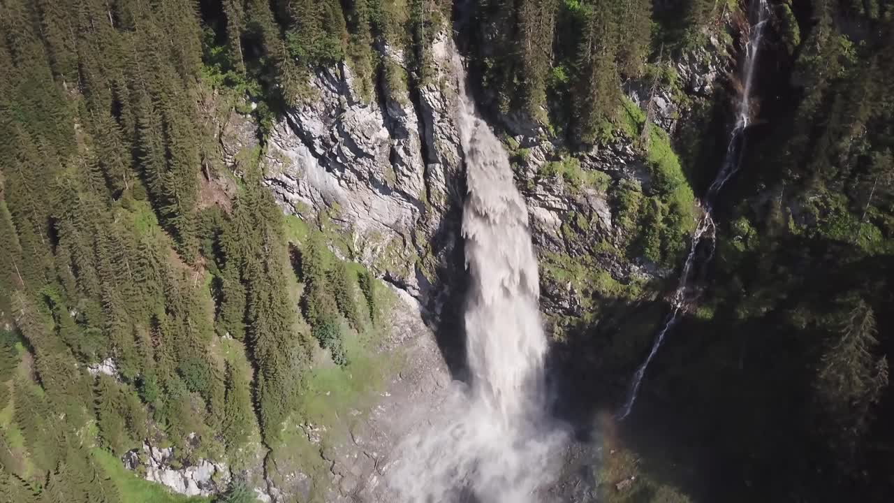 gran cascada alto vuelo de drones stäubifall bei äsch kanton uri suiza 4k