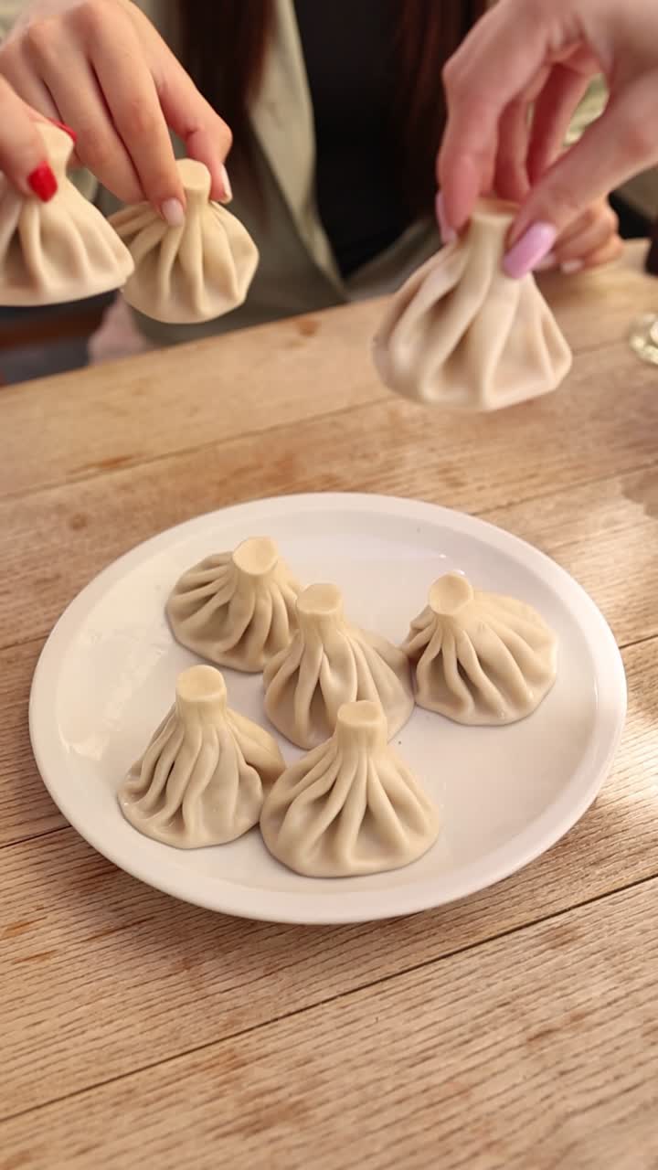 친구들과 함께 공유하는 khinkali