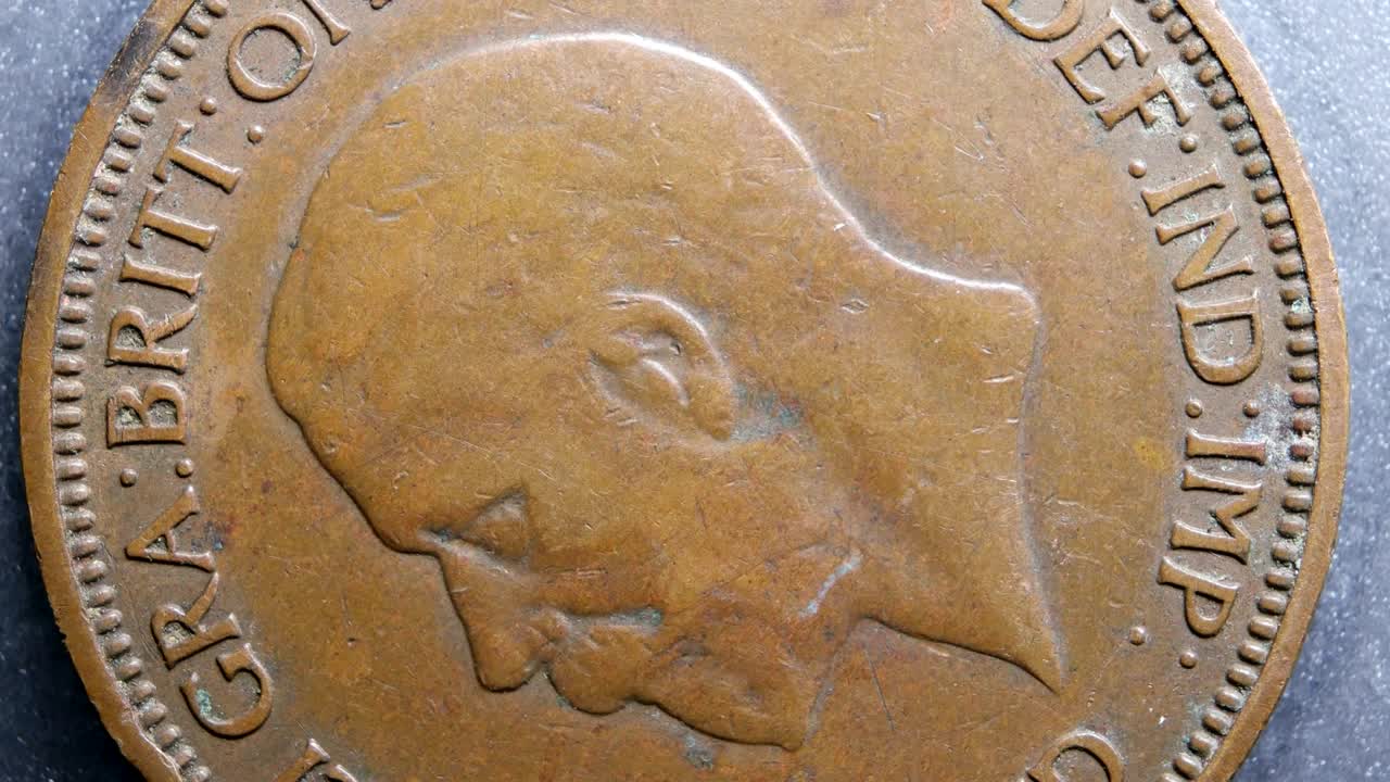primer plano de monedas muy antiguas