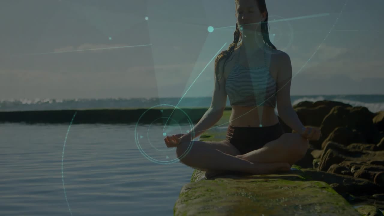 Kamera, iskelede meditasyon yapan bir kadını ortaya çıkarırken, zindelik için dijital ışık çizgilerini sergiliyor.