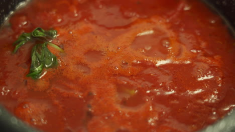 un primerísimo plano de salsa de tomate hirviendo