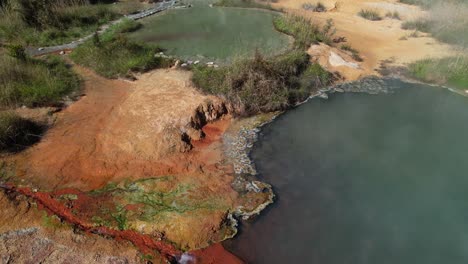 Vapor-De-Aguas-Termales-Minerales-Coloridas-Y-Paisajes-Montañosos-De-La-Costa-Oeste,-Nueva-Zelanda