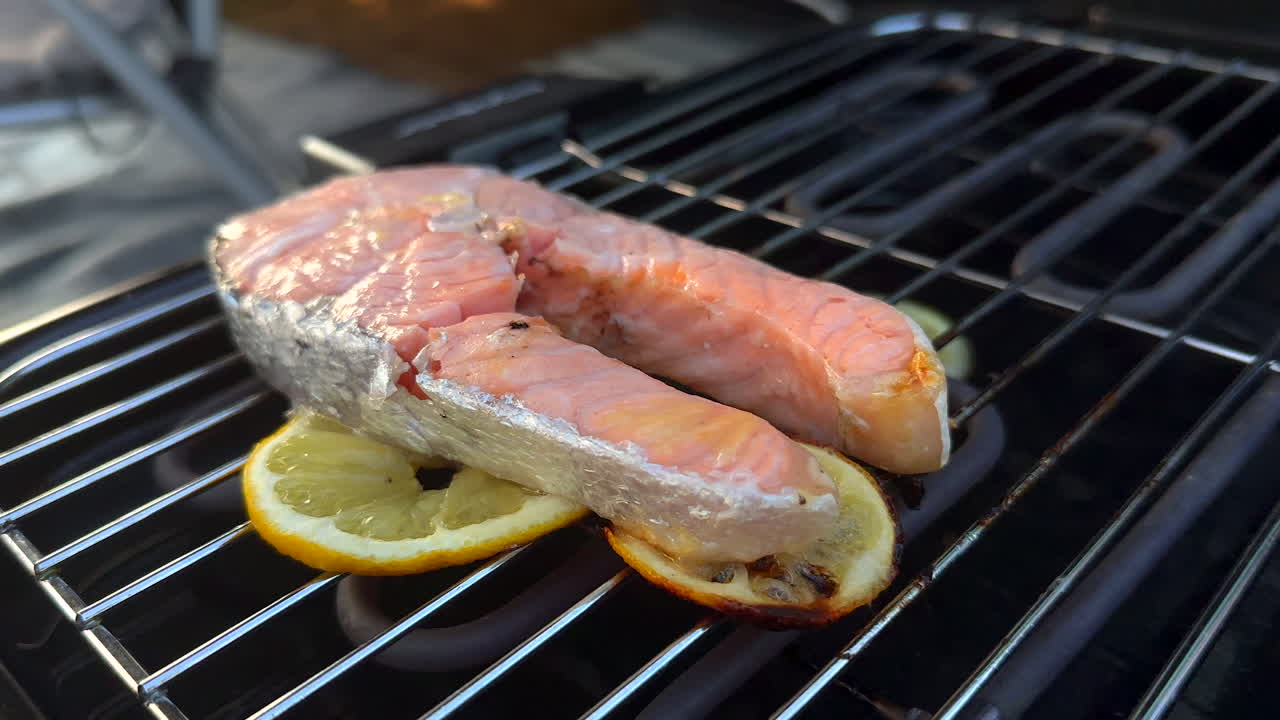 fotografía de cerca de pescado de salmón portugués fresco a la parrilla en rebanadas de limón en verano