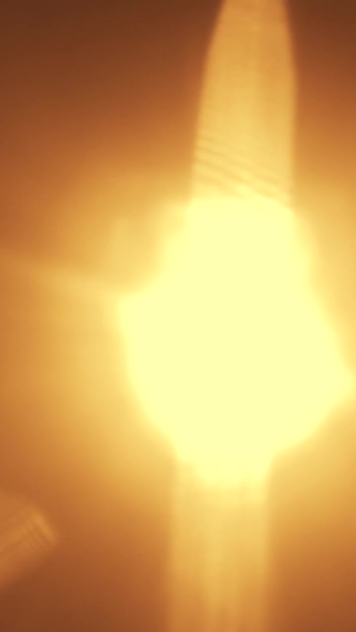 Fughe di luce dorate astratte e bagliori dell'obiettivo