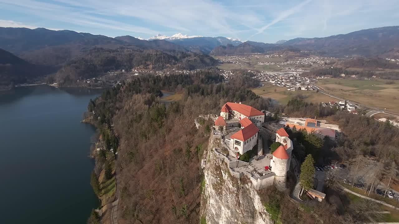 vista aérea del castillo de bled durante la tarde