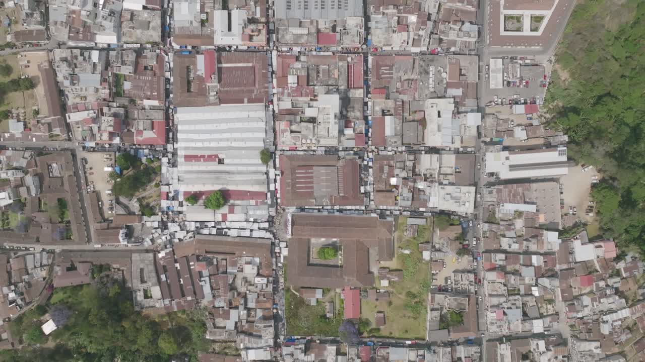 imágenes aéreas estáticas súper anchas de la ciudad de chichicastenango, guatemala