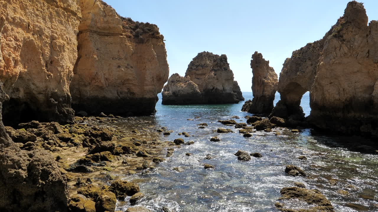 agua de mar que llega a la playa rocosa de ponta da piedade