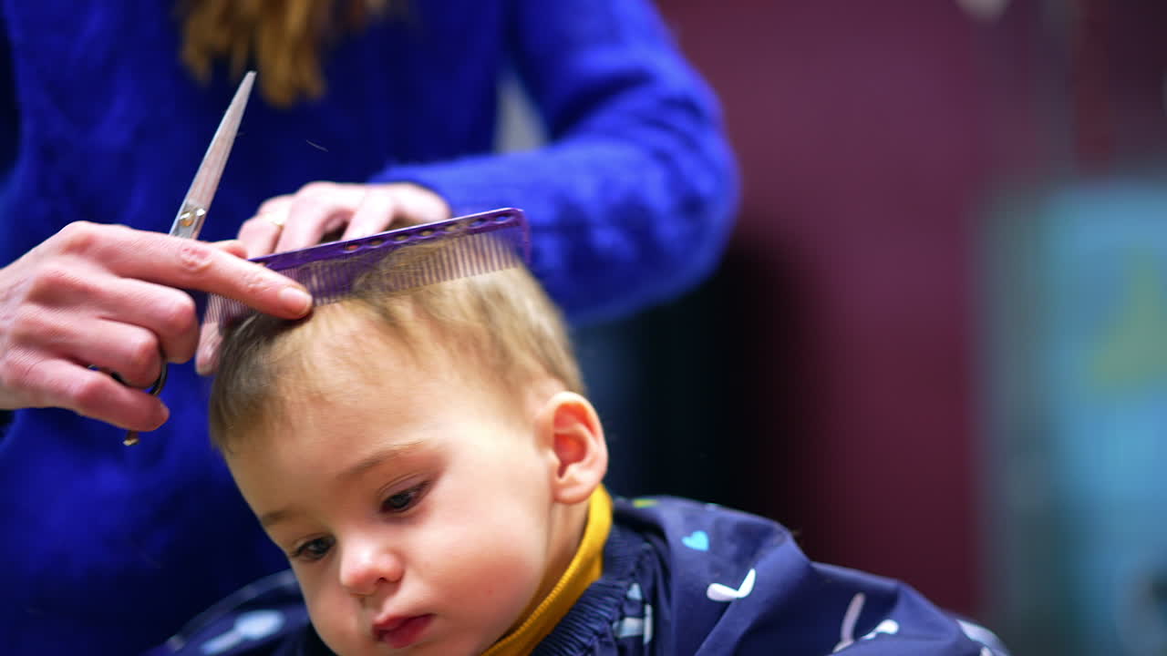 Bambino che si fa tagliare i capelli