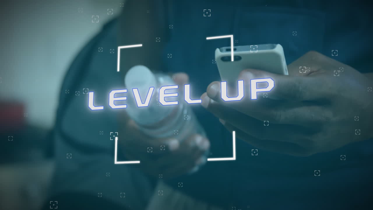 스마트폰을 사용하는 아프리카계 미국인 남성에 대한 레벨 업 텍스트의 애니메이션