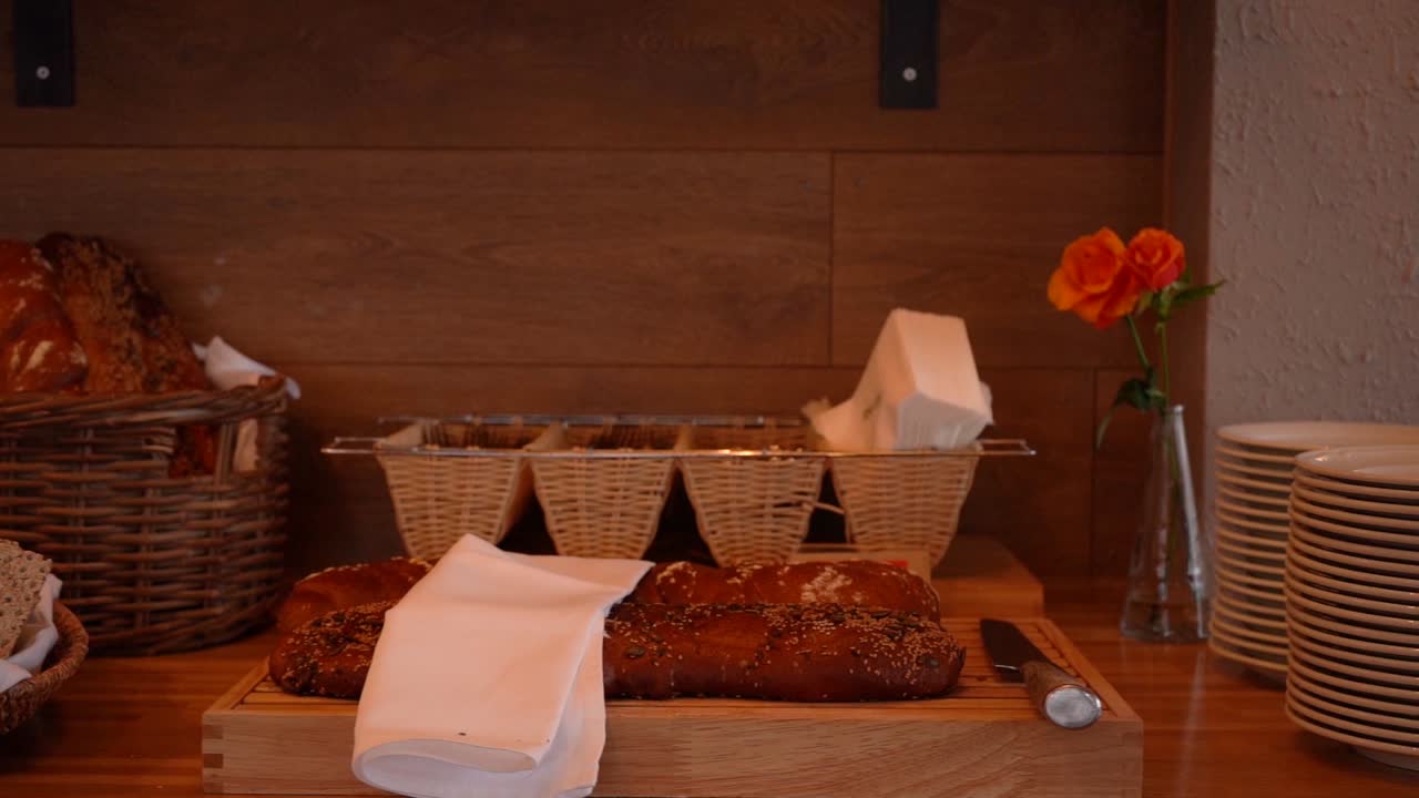 varias tomas de un pequeño restaurante que incluye mesas, luces, buffet, todas tomadas con la sony a7iii y ronin s