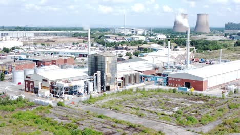 industrielager, kraftwerk, raffineriegebäude unter schornstein, ödland, luftaufnahme, senkung der linken umlaufbahn