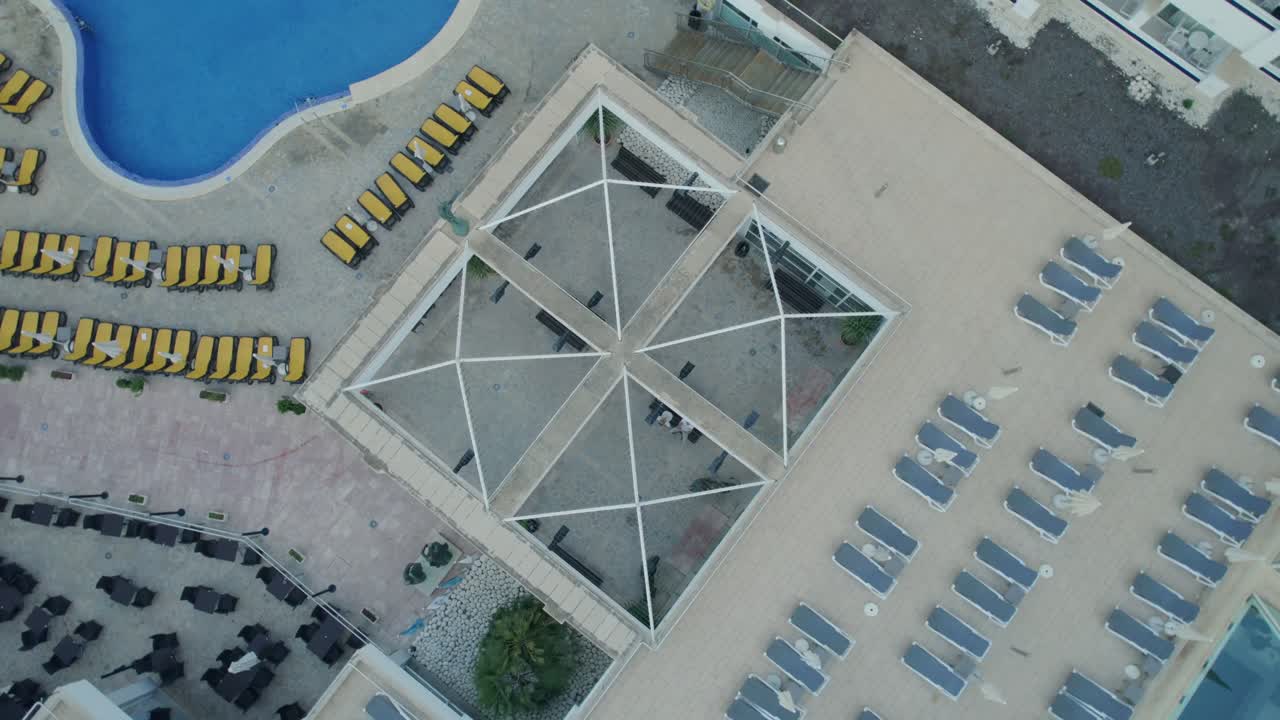fotografía aérea giratoria de un hotel melia palma marina con piscina en mallorca, españa