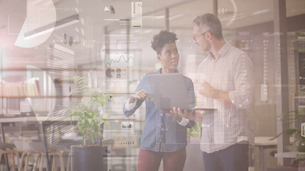 Mulher tocando no tablet e revelando gráficos digitais para revisão de dados enquanto colega aponta insights.