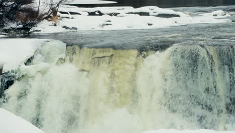 Nahaufnahme-In-Zeitlupe,-Schwenkaufnahme-Der-Umwelt,-Natur,-Tourismus,-Reise,-Wahrzeichen,-Gefrorener-Winter,-Pisew-Kwasitchewan-Falls,-Wasserfall,-Provinzpark-In-Der-Nähe-Von-Thompson,-Manitoba,-Nördliche-Arktische-Kanada-Landschaft