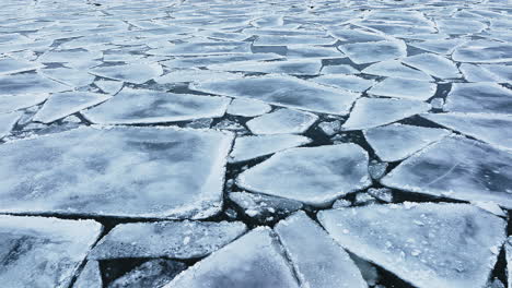 Drohnenschuss-Fliegt-über-Den-Verschneiten,-Vereisten-Lake-Michigan