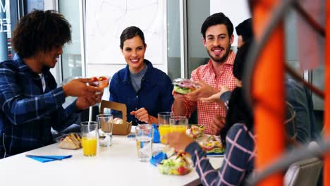 ejecutivos felices interactuando mientras desayunan