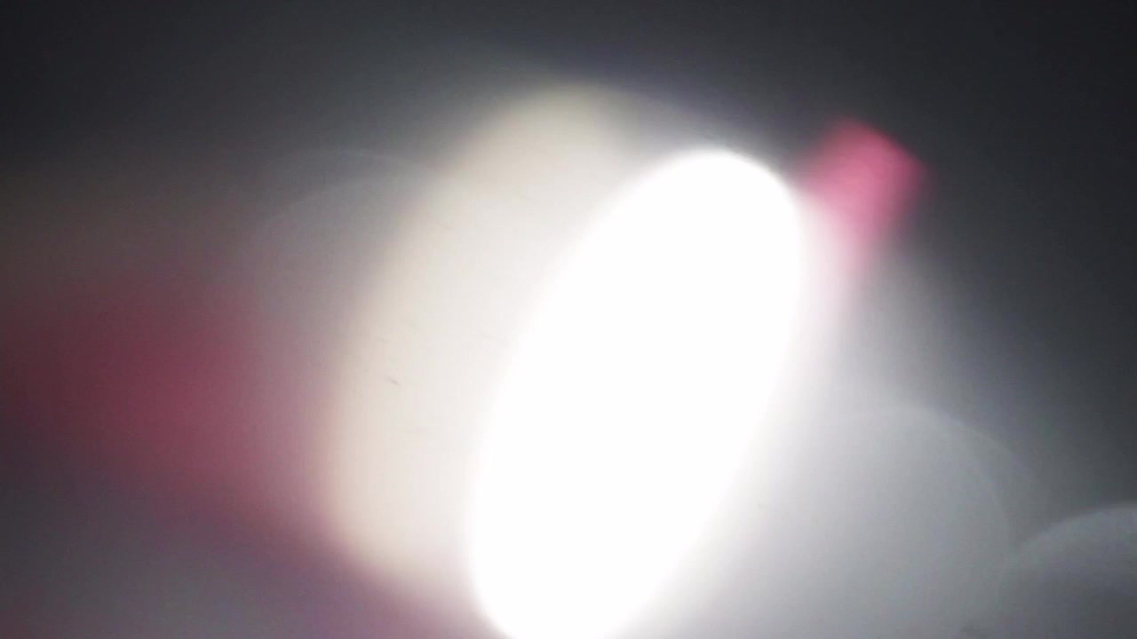 Perdite di luce dinamiche ed effetti flare su uno sfondo scuro