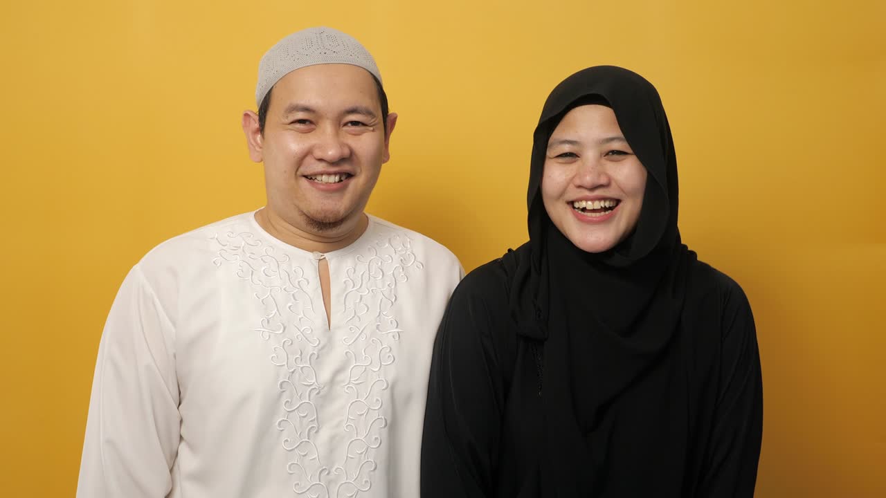 행복한 아시아 무슬림 부부의 초상화, 미소 짓고 웃고, 남편과 아내가 사랑으로 가득 찬 포옹, 가족