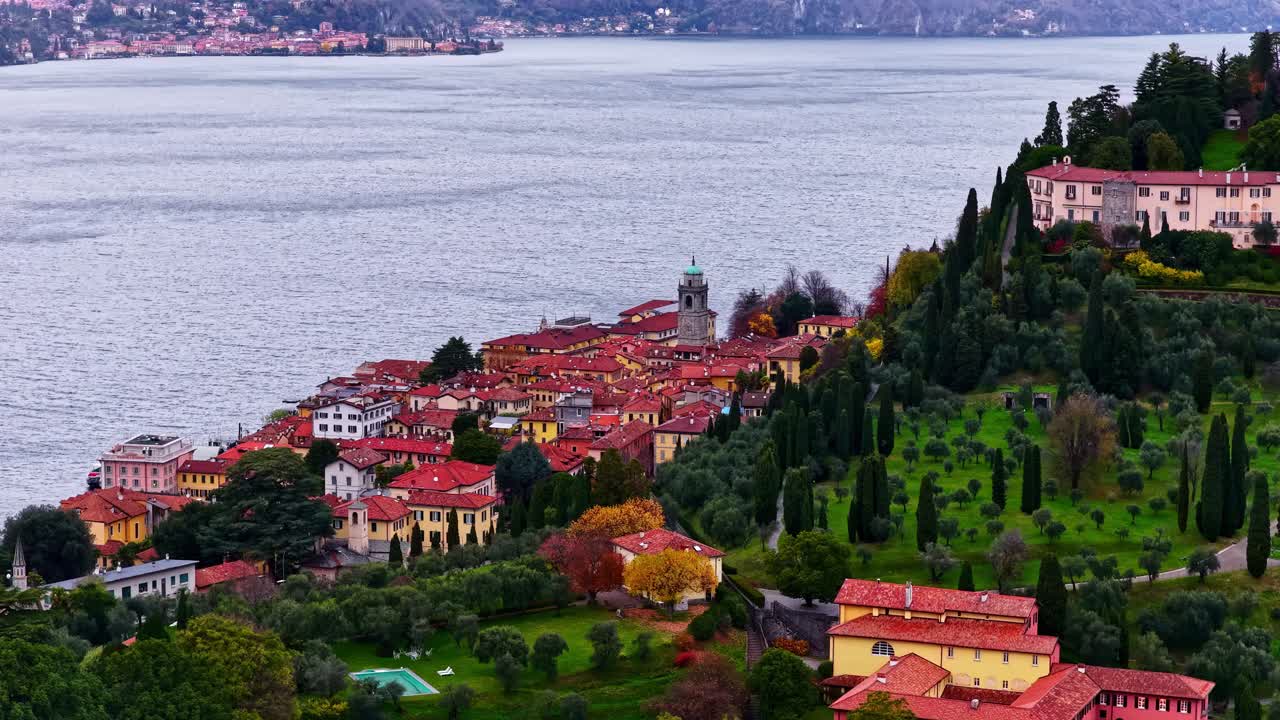 Vista panoramica su Bellagio e il Lago di Como in Lombardia, Italia