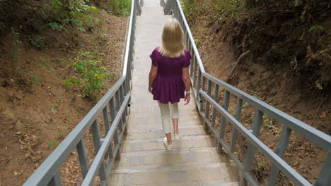 una mujer subiendo las escaleras en un parque.