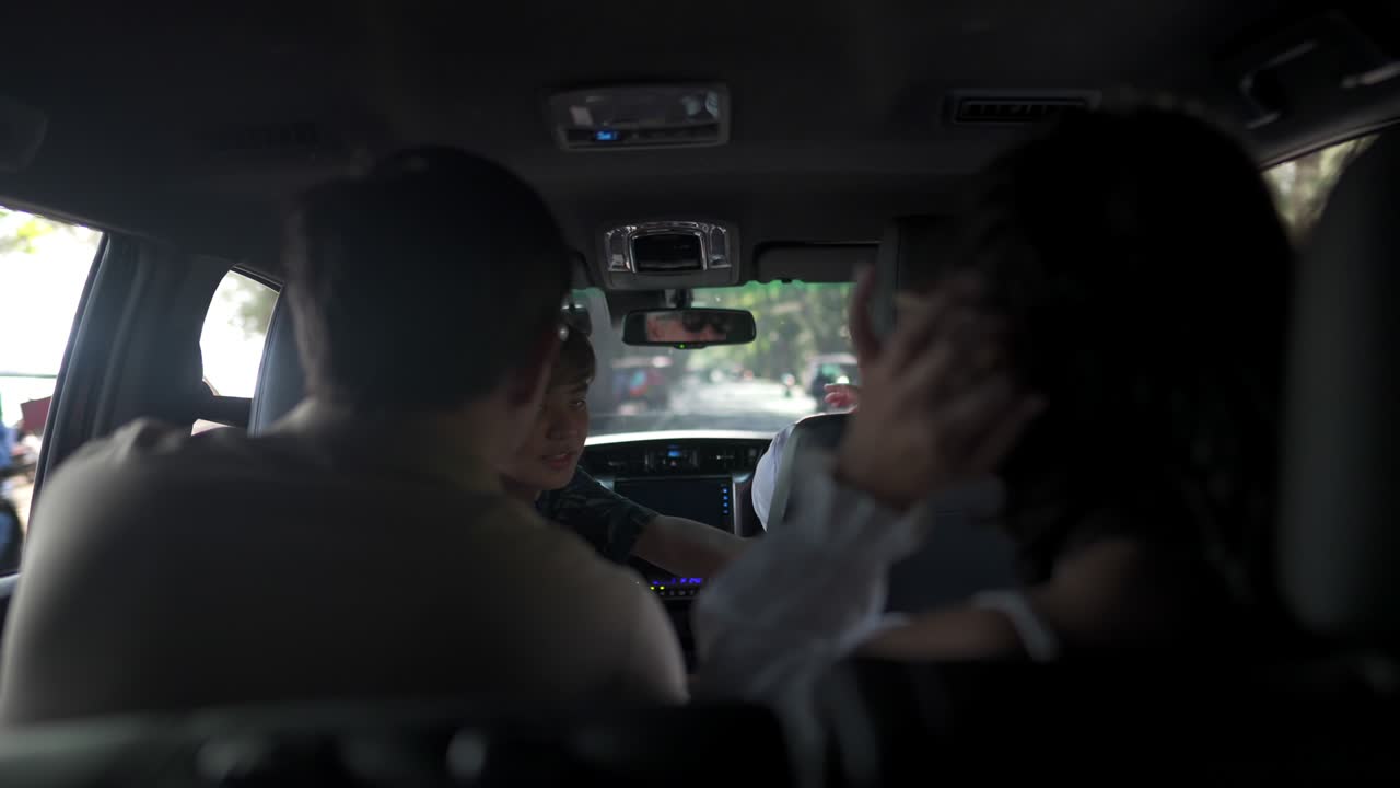 4k 아시아 고령 남자가 해변 로드 트립에서 가족과 이야기하면서 차를 운전합니다.