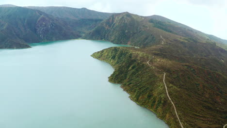 fotografía aérea de un avión no tripulado de la laguna de fuego en la isla de san miguel, azores - portugal